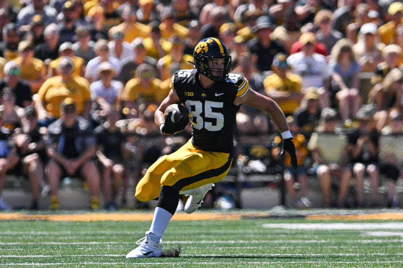 NCAA Football: Illinois State at Iowa