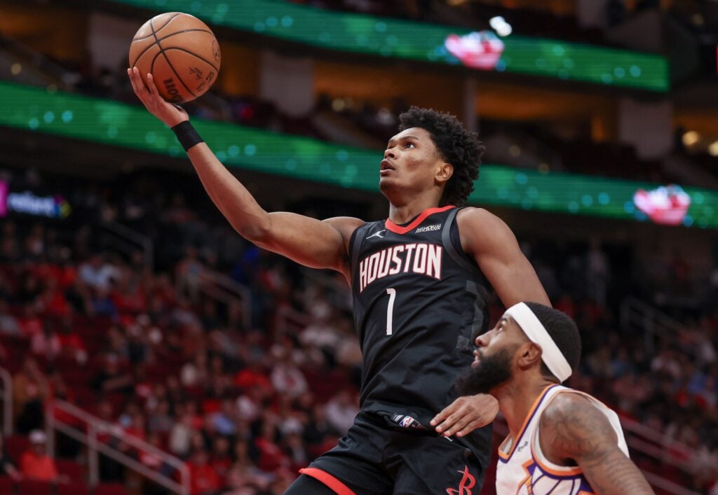  Houston Rockets guard Amen Thompson (1) drives to the net against Phoenix Suns forward Ryan Dunn (0) in the first quarter at Toyota Center.